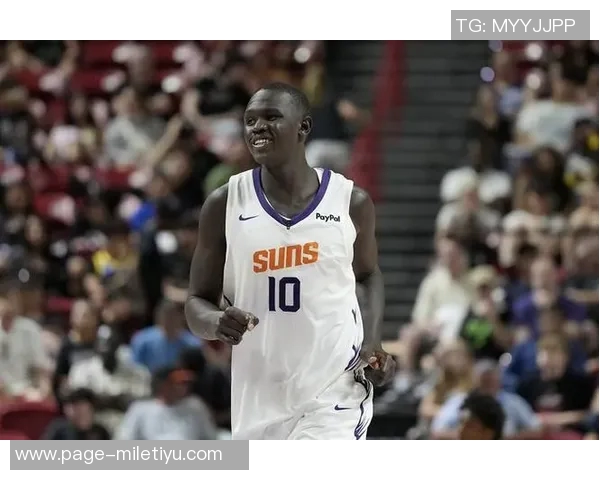 布克赞马卢阿奇表现出色积极拼搏与身体对抗令人印象深刻